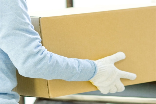 ぎっくり腰を予防！重たい物を持ち上げる時の注意